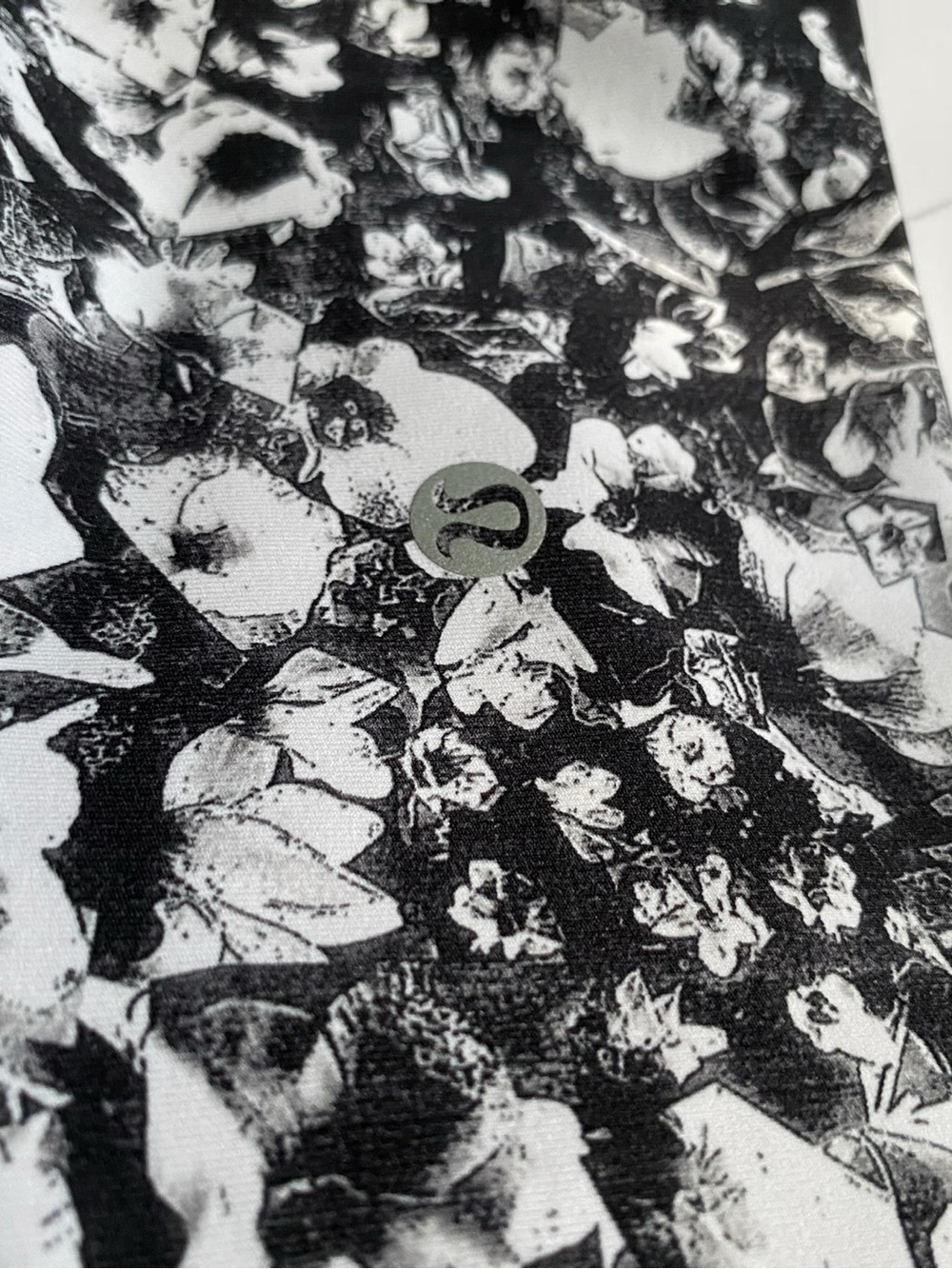 lululemon athletica Black & White Floral Print High-Rise Leggings - Picture 3 of 4